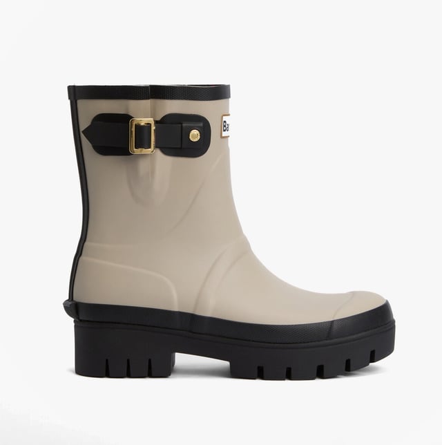 Estas botas de agua de media caña cuentan con una parte superior de goma, un forro de poliéster y un tacón bajo, ofreciendo comodidad y durabilidad para el uso casual.