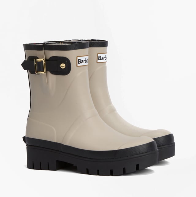 Estas botas de agua de media caña cuentan con una parte superior de goma, un forro de poliéster y un tacón bajo, ofreciendo comodidad y durabilidad para el uso casual.