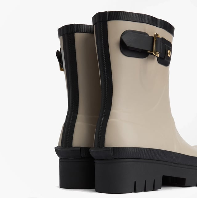 Estas botas de agua de media caña cuentan con una parte superior de goma, un forro de poliéster y un tacón bajo, ofreciendo comodidad y durabilidad para el uso casual.