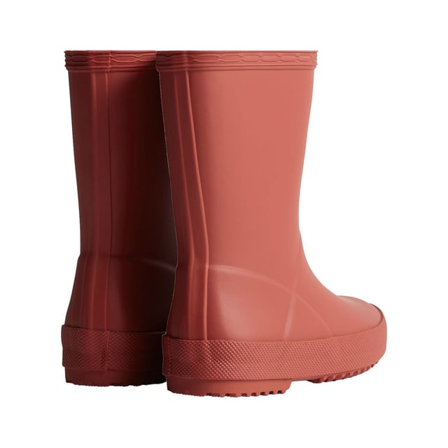 Die Kids First Classic Regenstiefel sind perfekt zum Pfützenspringen. Handgefertigt aus Naturkautschuk, bietet eine flache Sohle und abgerundete Zehen kleinen Füßen Raum zum Bewegen, während das aktualisierte Futter aus 100% recyceltem Polyester für Komfort bei jedem Abenteuer sorgt.
