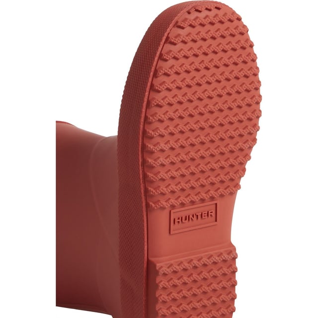Die Kids First Classic Regenstiefel sind perfekt zum Pfützenspringen. Handgefertigt aus Naturkautschuk, bietet eine flache Sohle und abgerundete Zehen kleinen Füßen Raum zum Bewegen, während das aktualisierte Futter aus 100% recyceltem Polyester für Komfort bei jedem Abenteuer sorgt.