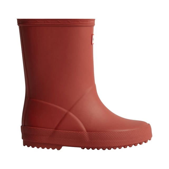 Die Kids First Classic Regenstiefel sind perfekt zum Pfützenspringen. Handgefertigt aus Naturkautschuk, bietet eine flache Sohle und abgerundete Zehen kleinen Füßen Raum zum Bewegen, während das aktualisierte Futter aus 100% recyceltem Polyester für Komfort bei jedem Abenteuer sorgt.