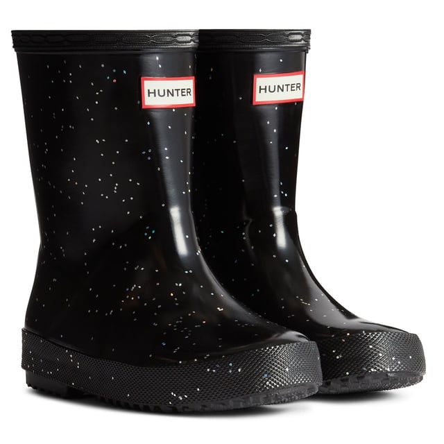 The Kids First Classic Rain Boot is perfect for puddle splashing. Handcrafted from natural rubber, a flat sole and rounded toe gives little feet room to move and the updated 100% recycled polyester lining ensures comfort for every adventure.