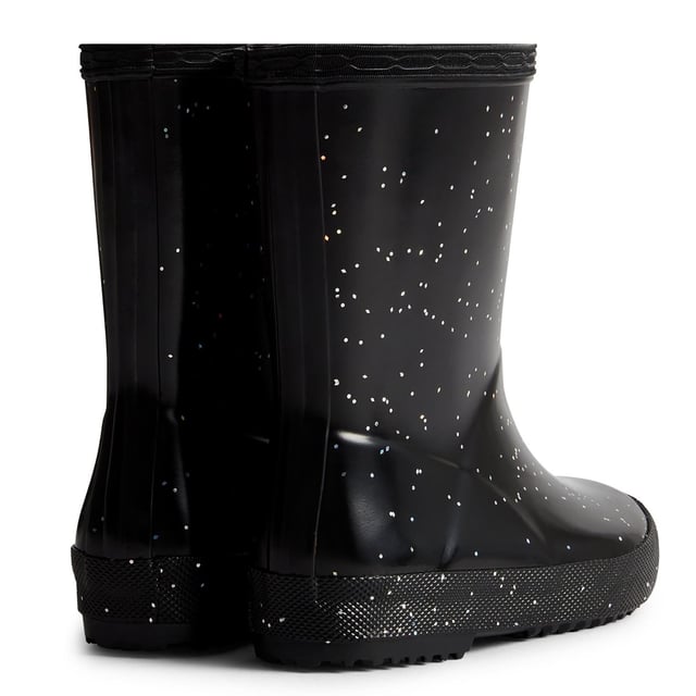 The Kids First Classic Rain Boot is perfect for puddle splashing. Handcrafted from natural rubber, a flat sole and rounded toe gives little feet room to move and the updated 100% recycled polyester lining ensures comfort for every adventure.