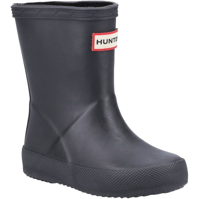 Die Kids First Classic Regenstiefel sind perfekt zum Pfützenspringen. Handgefertigt aus Naturkautschuk, bietet eine flache Sohle und abgerundete Zehen kleinen Füßen Raum zum Bewegen, während das aktualisierte Futter aus 100% recyceltem Polyester für Komfort bei jedem Abenteuer sorgt.