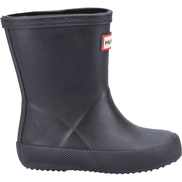 Die Kids First Classic Regenstiefel sind perfekt zum Pfützenspringen. Handgefertigt aus Naturkautschuk, bietet eine flache Sohle und abgerundete Zehen kleinen Füßen Raum zum Bewegen, während das aktualisierte Futter aus 100% recyceltem Polyester für Komfort bei jedem Abenteuer sorgt.