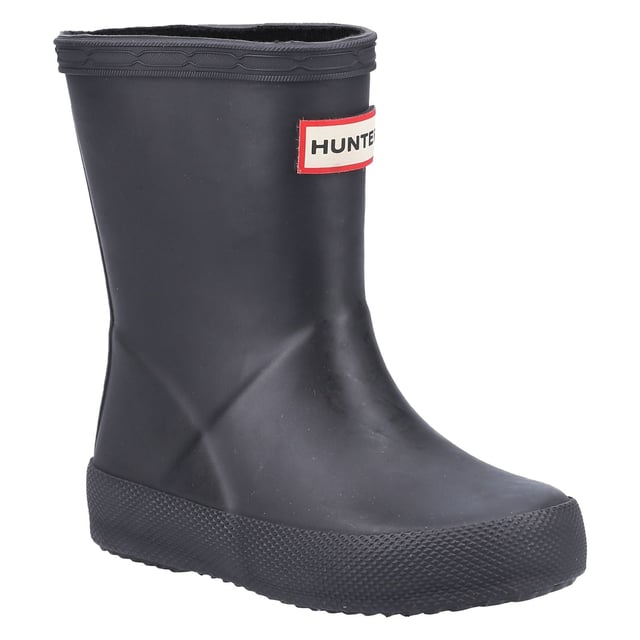 Die Kids First Classic Regenstiefel sind perfekt zum Pfützenspringen. Handgefertigt aus Naturkautschuk, bietet eine flache Sohle und abgerundete Zehen kleinen Füßen Raum zum Bewegen, während das aktualisierte Futter aus 100% recyceltem Polyester für Komfort bei jedem Abenteuer sorgt.
