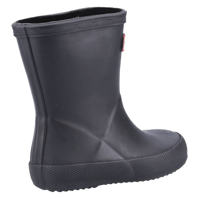 Die Kids First Classic Regenstiefel sind perfekt zum Pfützenspringen. Handgefertigt aus Naturkautschuk, bietet eine flache Sohle und abgerundete Zehen kleinen Füßen Raum zum Bewegen, während das aktualisierte Futter aus 100% recyceltem Polyester für Komfort bei jedem Abenteuer sorgt.