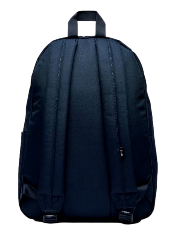 Ob für die Uni, den Arbeitsweg oder einen Tagesausflug – der Classic XL Rucksack von Herschel überzeugt mit seiner großzügigen Form, durchdachter Aufteilung und einem klaren Design, das Funktionalität mit Alltagstauglichkeit verbindet. Mit einem Fassungsvermögen von rund 30 Litern bietet er ausreichend Platz für Unterlagen im A4-Format und mehr, während ein gepolstertes Innenfach mit Reißverschluss den Laptop sicher verstaut. Auch unterwegs bleibt alles gut organisiert: Ein separates Außenfach nimmt Kleinteile auf, die schnell griffbereit sein sollen, während verstellbare Schulterriemen und eine gepolsterte Rückenpartie für angenehmen Tragekomfort sorgen. Label-Detail runden den authentischen Look ab – ein Rucksack, der mit Maßen von ca. 45 x 32,5 x 16,5 cm auf jeder Strecke zuverlässig und stilvoll begleitet.
