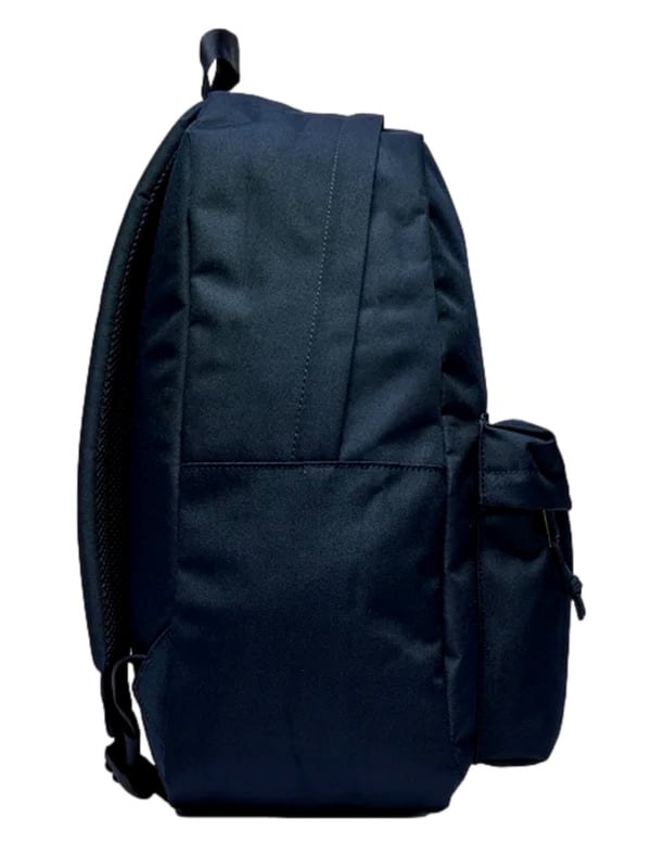 Ob für die Uni, den Arbeitsweg oder einen Tagesausflug – der Classic XL Rucksack von Herschel überzeugt mit seiner großzügigen Form, durchdachter Aufteilung und einem klaren Design, das Funktionalität mit Alltagstauglichkeit verbindet. Mit einem Fassungsvermögen von rund 30 Litern bietet er ausreichend Platz für Unterlagen im A4-Format und mehr, während ein gepolstertes Innenfach mit Reißverschluss den Laptop sicher verstaut. Auch unterwegs bleibt alles gut organisiert: Ein separates Außenfach nimmt Kleinteile auf, die schnell griffbereit sein sollen, während verstellbare Schulterriemen und eine gepolsterte Rückenpartie für angenehmen Tragekomfort sorgen. Label-Detail runden den authentischen Look ab – ein Rucksack, der mit Maßen von ca. 45 x 32,5 x 16,5 cm auf jeder Strecke zuverlässig und stilvoll begleitet.