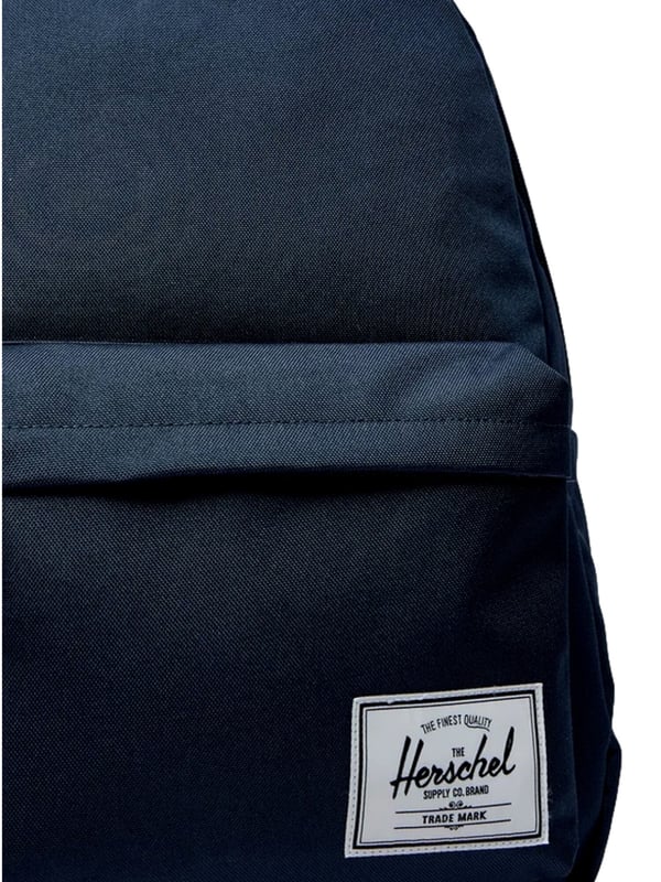 Ob für die Uni, den Arbeitsweg oder einen Tagesausflug – der Classic XL Rucksack von Herschel überzeugt mit seiner großzügigen Form, durchdachter Aufteilung und einem klaren Design, das Funktionalität mit Alltagstauglichkeit verbindet. Mit einem Fassungsvermögen von rund 30 Litern bietet er ausreichend Platz für Unterlagen im A4-Format und mehr, während ein gepolstertes Innenfach mit Reißverschluss den Laptop sicher verstaut. Auch unterwegs bleibt alles gut organisiert: Ein separates Außenfach nimmt Kleinteile auf, die schnell griffbereit sein sollen, während verstellbare Schulterriemen und eine gepolsterte Rückenpartie für angenehmen Tragekomfort sorgen. Label-Detail runden den authentischen Look ab – ein Rucksack, der mit Maßen von ca. 45 x 32,5 x 16,5 cm auf jeder Strecke zuverlässig und stilvoll begleitet.