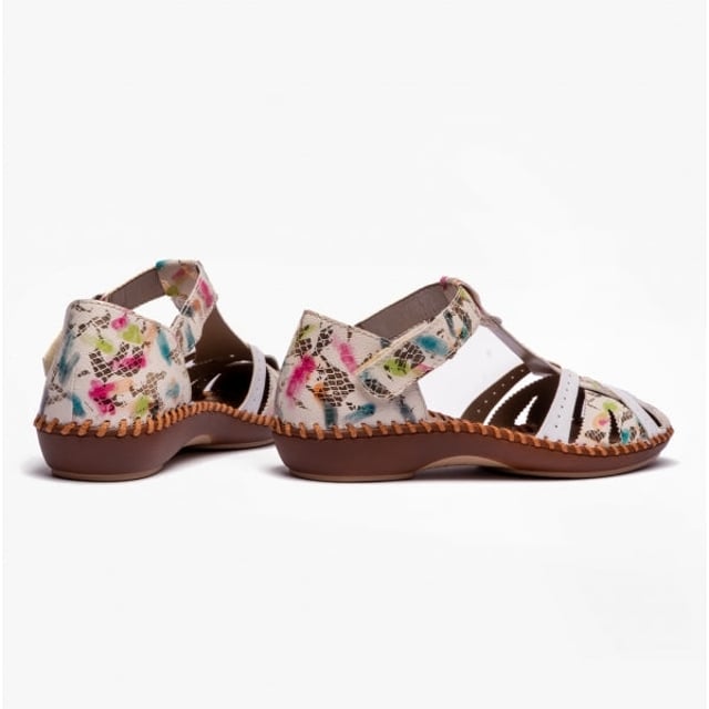 These lightweight Mary Jane shoes feature a synthetic upper, leather/synthetic lining, wide fit, and flat heel, ideal for casual wear and easy to slip on with touch fasten closure