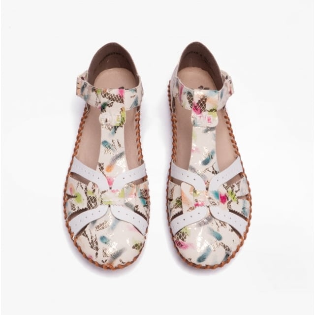 These lightweight Mary Jane shoes feature a synthetic upper, leather/synthetic lining, wide fit, and flat heel, ideal for casual wear and easy to slip on with touch fasten closure