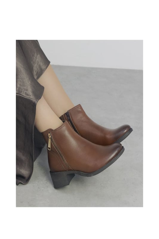 Own the season in Onille, the ankle boot with an angular zip design. Featuring both a decorative and functional zip, Onille is the perfect day-to-day boot. Complete with a leather sock for ultimate comfort.