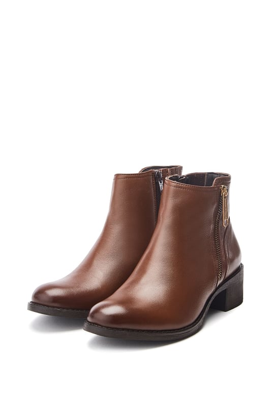 Own the season in Onille, the ankle boot with an angular zip design. Featuring both a decorative and functional zip, Onille is the perfect day-to-day boot. Complete with a leather sock for ultimate comfort.