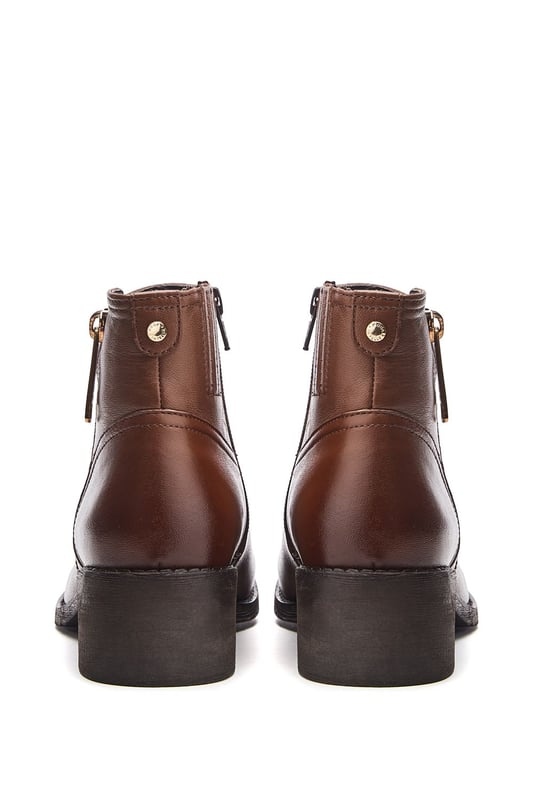 Own the season in Onille, the ankle boot with an angular zip design. Featuring both a decorative and functional zip, Onille is the perfect day-to-day boot. Complete with a leather sock for ultimate comfort.