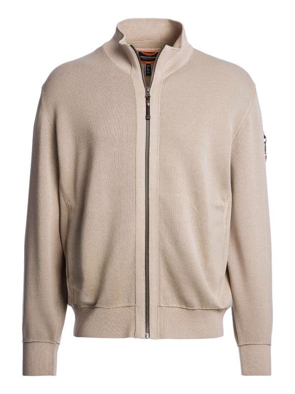Dit vest combineert tijdloze stijl met moderne nonchalance. Het fijne breisel maakt het comfortabel om te dragen en geeft het een chique uitstraling. Een doorlopende ritssluiting maakt layering bijzonder eenvoudig. De opstaande kraag biedt stijlvolle bescherming op frisse dagen. De geribde look aan de kraag, mouwen en zoom geeft het ontwerp structuur en een perfecte pasvorm. De licht afhangende schouders benadrukken de ontspannen look. De opvallende label patch op de bovenarm maakt een subtiel statement. Een slim detail: de reddingstrekker op de mouw voegt functionele verfijning toe. Het hoogwaardige materiaal belooft comfort vanaf het eerste moment. Slim gecombineerd of casual gestyled - dit vest past zich flexibel aan je dagelijks leven aan!