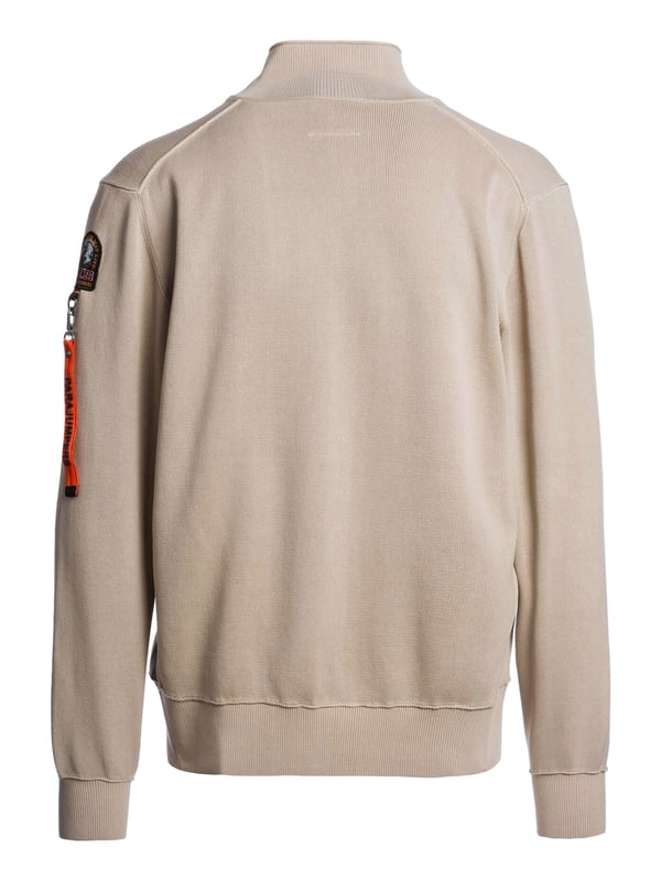 Dit vest combineert tijdloze stijl met moderne nonchalance. Het fijne breisel maakt het comfortabel om te dragen en geeft het een chique uitstraling. Een doorlopende ritssluiting maakt layering bijzonder eenvoudig. De opstaande kraag biedt stijlvolle bescherming op frisse dagen. De geribde look aan de kraag, mouwen en zoom geeft het ontwerp structuur en een perfecte pasvorm. De licht afhangende schouders benadrukken de ontspannen look. De opvallende label patch op de bovenarm maakt een subtiel statement. Een slim detail: de reddingstrekker op de mouw voegt functionele verfijning toe. Het hoogwaardige materiaal belooft comfort vanaf het eerste moment. Slim gecombineerd of casual gestyled - dit vest past zich flexibel aan je dagelijks leven aan!