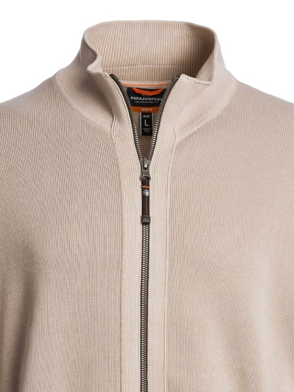 Dit vest combineert tijdloze stijl met moderne nonchalance. Het fijne breisel maakt het comfortabel om te dragen en geeft het een chique uitstraling. Een doorlopende ritssluiting maakt layering bijzonder eenvoudig. De opstaande kraag biedt stijlvolle bescherming op frisse dagen. De geribde look aan de kraag, mouwen en zoom geeft het ontwerp structuur en een perfecte pasvorm. De licht afhangende schouders benadrukken de ontspannen look. De opvallende label patch op de bovenarm maakt een subtiel statement. Een slim detail: de reddingstrekker op de mouw voegt functionele verfijning toe. Het hoogwaardige materiaal belooft comfort vanaf het eerste moment. Slim gecombineerd of casual gestyled - dit vest past zich flexibel aan je dagelijks leven aan!