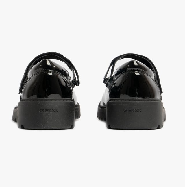 These girls' Mary Jane shoes feature a synthetic upper, fabric lining, and rubber sole with a flat heel. Shower-proof and easy to fasten, ideal for casual wear