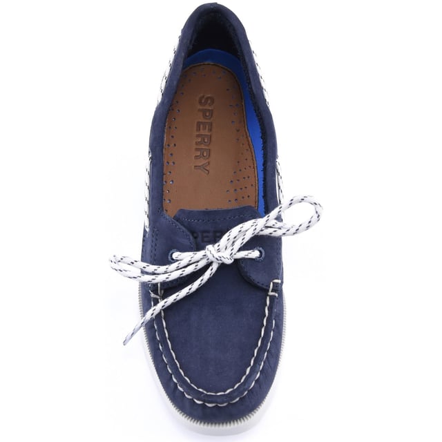The womens Authentic Original 1-Eye Boat Shoe offers a timeless look anchored in the traditions of coastal style. This classic boat shoe features a luxurious leather upper, with refined copper eyelets, traditional moccasin stitching and rawhide laces