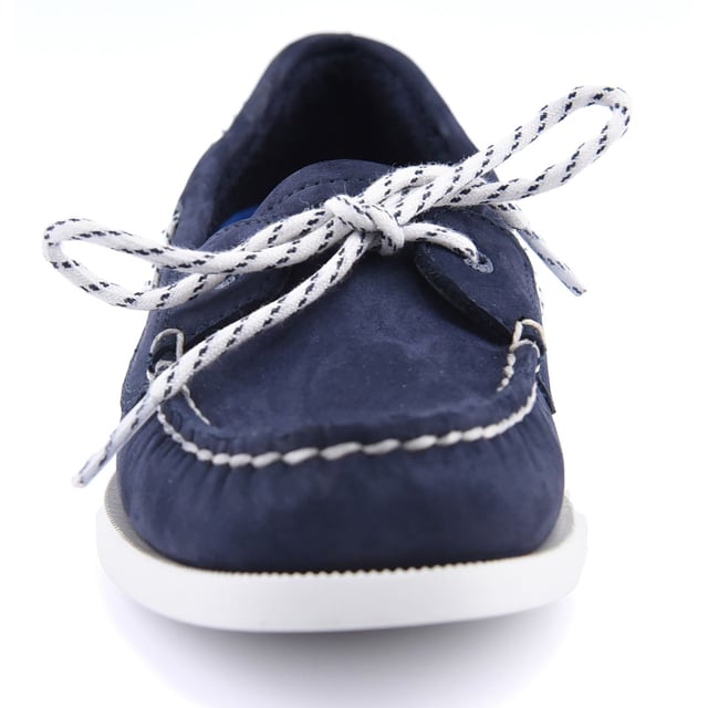 The womens Authentic Original 1-Eye Boat Shoe offers a timeless look anchored in the traditions of coastal style. This classic boat shoe features a luxurious leather upper, with refined copper eyelets, traditional moccasin stitching and rawhide laces
