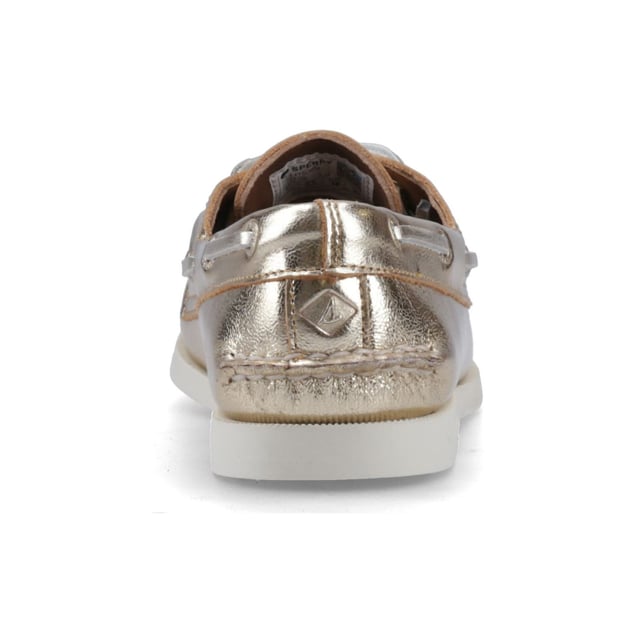 Our Authentic Original is more than just a classic design - it's become an icon of style. Featuring full-grain leather, handsewn moccasin construction and our signature Sperry razor-cut Wave-Siping technology for ultimate wet/dry traction.