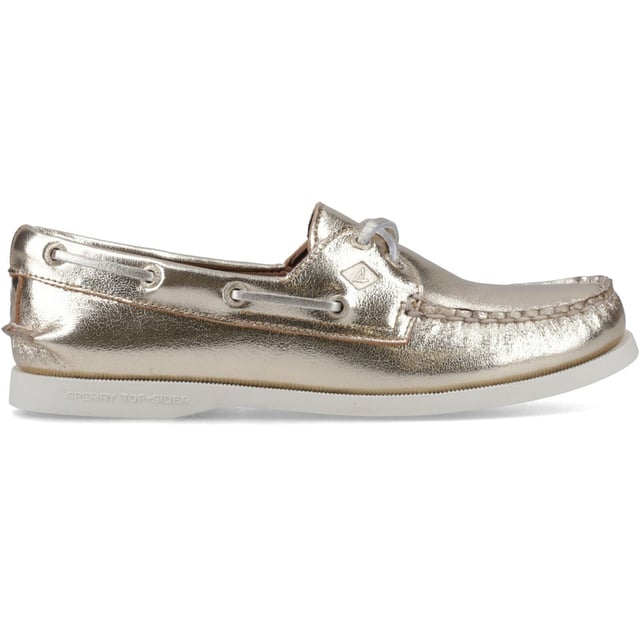 Our Authentic Original is more than just a classic design - it's become an icon of style. Featuring full-grain leather, handsewn moccasin construction and our signature Sperry razor-cut Wave-Siping technology for ultimate wet/dry traction.