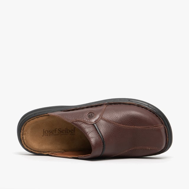 Esta mule de cuero para hombres cuenta con un forro textil transpirable, suela de poliuretano y un diseño sin cierre con punta redonda, ofreciendo comodidad y un tacón plano para un uso casual.
