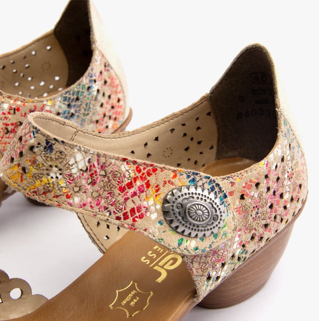 These Mary Jane shoes feature coated leather, synthetic lining, and a RIRICON sole with a low block heel. Designed for comfort and breathability, ideal for casual wear