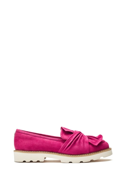 Upgrade your every day with Eves. This loafer style features a twist feature design for an elevated feel. The leather sock and lining ensures a comfortable all day wear.