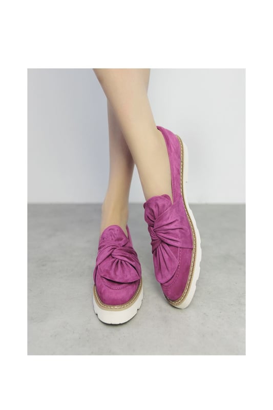 Upgrade your every day with Eves. This loafer style features a twist feature design for an elevated feel. The leather sock and lining ensures a comfortable all day wear.