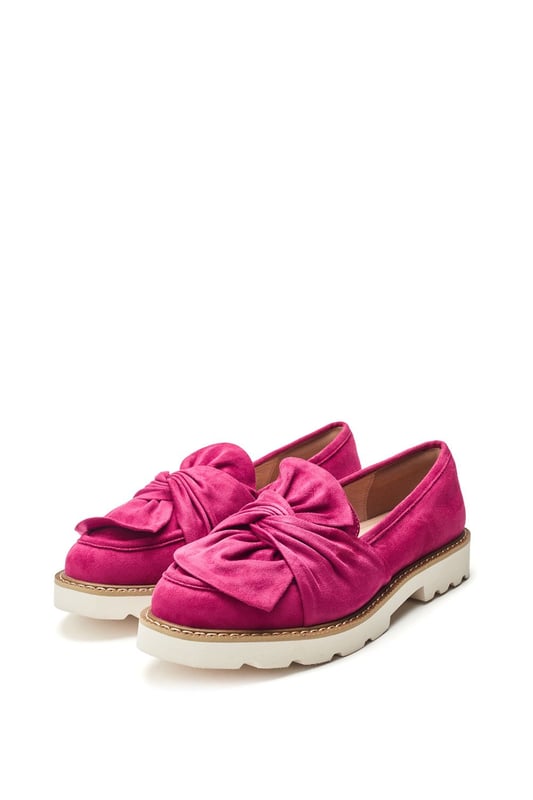 Upgrade your every day with Eves. This loafer style features a twist feature design for an elevated feel. The leather sock and lining ensures a comfortable all day wear.