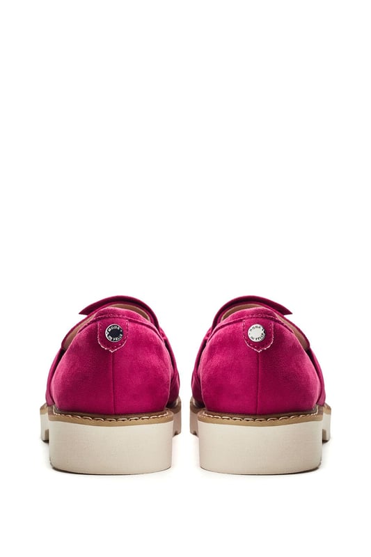 Upgrade your every day with Eves. This loafer style features a twist feature design for an elevated feel. The leather sock and lining ensures a comfortable all day wear.