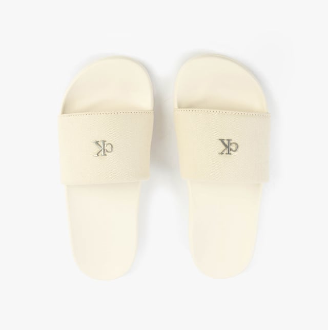 These women's sliders feature a cotton upper, polyester lining, and lightweight EVA sole. Designed for comfort and casual wear, they are slip-on with a flat heel for easy all-day use