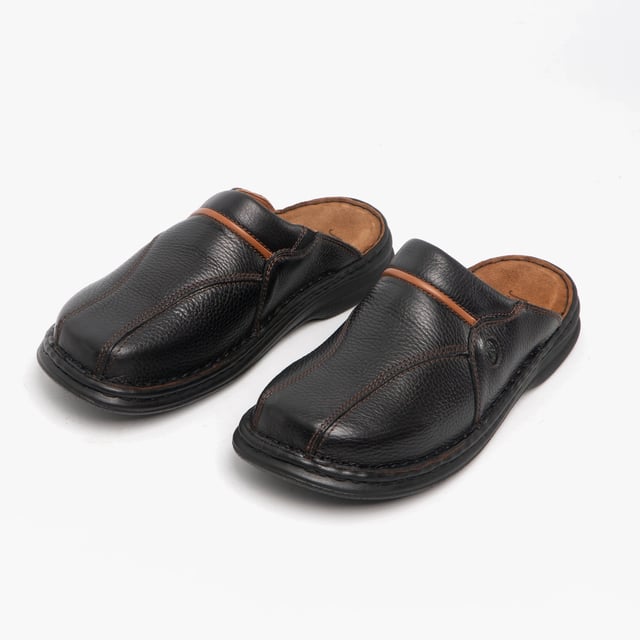 These men's leather mules feature a breathable textile lining, round toe, and flat polyurethane sole. Designed for comfort, they are easy slip-on casual footwear suitable for everyday wear