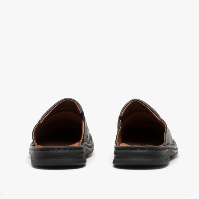 These men's leather mules feature a breathable textile lining, round toe, and flat polyurethane sole. Designed for comfort, they are easy slip-on casual footwear suitable for everyday wear