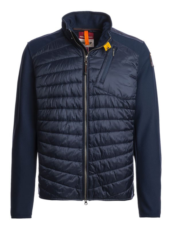 Een sportieve look ontmoet slimme functie - dit jack combineert beide in stijl. De slim fit creëert een modern, nauwsluitend silhouet. De mix van materialen creëert een spannend contrast tussen structuur en comfort. De opstaande kraag met iconisch geel parachutehaaklint voegt een opvallend detail toe. Met de praktische ritszakken op de borst en rug zijn essentiële spullen altijd binnen handbereik. De zijzakken nodigen uit om je handen vrij te houden. Een tweewegritssluiting zorgt voor flexibiliteit, zowel op de fiets als tijdens een wandeling. Een labelpatch en subtiele logodetails ronden het authentieke ontwerp af. Het hoogwaardige materiaal voelt aangenaam licht aan - zelfs op koelere dagen. Dit jack is de ideale metgezel voor mannen met stijl en raffinement!