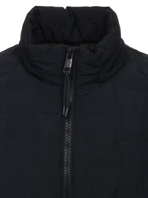 Dit lichtgewicht outdoorjack van CASA MODA maakt indruk met zijn water- en windafstotende eigenschappen en anti-allergische Sorona-vulling. Het kan comfortabel gedragen worden bij elke vrijetijdsoutfit en biedt optimale opbergmogelijkheden dankzij de ritszakken. Een essentieel kledingstuk voor de stijlbewuste man.