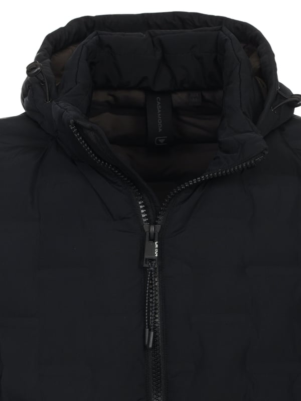 Dit lichtgewicht outdoorjack van CASA MODA maakt indruk met zijn water- en windafstotende eigenschappen en anti-allergische Sorona-vulling. Het kan comfortabel gedragen worden bij elke vrijetijdsoutfit en biedt optimale opbergmogelijkheden dankzij de ritszakken. Een essentieel kledingstuk voor de stijlbewuste man.