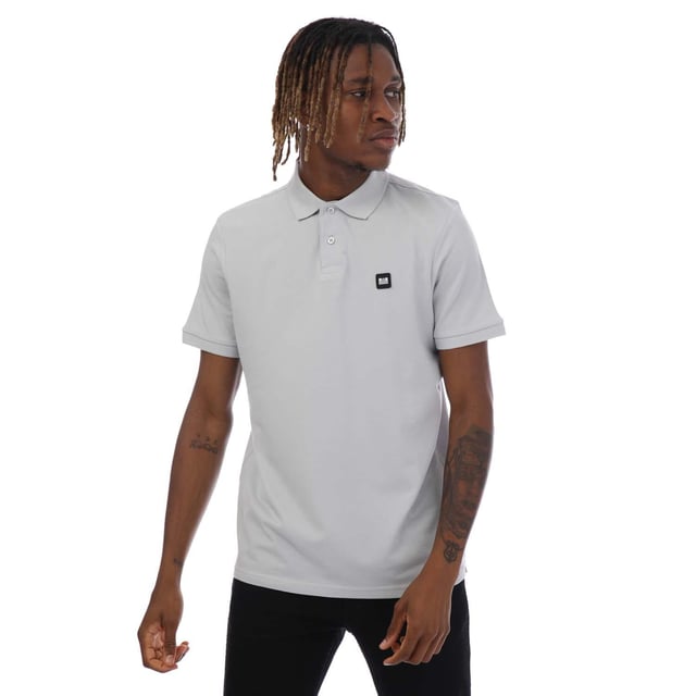 Weekend Offender Herr Barnum Polo Shirt (Silver) 100 % bomull. Design: Logotyp, slät yta. Knäppning: Knapp. Halsringning: Ribbade, nedvänd krage. Manschett: Ribbad. Ärmtyp: Kortärmad. 2 knappar i knäppningen. Passform: Normal. S: 38 tum. M: 40 tum. L: 44 tum. XL: 48 tum.