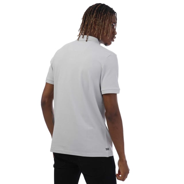 Weekend Offender Herr Barnum Polo Shirt (Silver) 100 % bomull. Design: Logotyp, slät yta. Knäppning: Knapp. Halsringning: Ribbade, nedvänd krage. Manschett: Ribbad. Ärmtyp: Kortärmad. 2 knappar i knäppningen. Passform: Normal. S: 38 tum. M: 40 tum. L: 44 tum. XL: 48 tum.