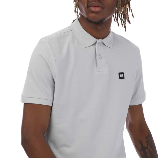 Weekend Offender Herr Barnum Polo Shirt (Silver) 100 % bomull. Design: Logotyp, slät yta. Knäppning: Knapp. Halsringning: Ribbade, nedvänd krage. Manschett: Ribbad. Ärmtyp: Kortärmad. 2 knappar i knäppningen. Passform: Normal. S: 38 tum. M: 40 tum. L: 44 tum. XL: 48 tum.