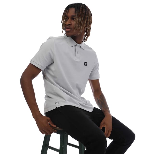 Weekend Offender Herr Barnum Polo Shirt (Silver) 100 % bomull. Design: Logotyp, slät yta. Knäppning: Knapp. Halsringning: Ribbade, nedvänd krage. Manschett: Ribbad. Ärmtyp: Kortärmad. 2 knappar i knäppningen. Passform: Normal. S: 38 tum. M: 40 tum. L: 44 tum. XL: 48 tum.