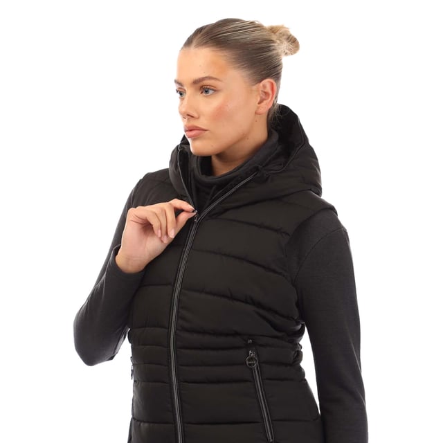 100% Polyester. Vulling: Gerecycleerd. Stof: Glans, Keper. Ontwerp: Badge, gewatteerd. Stoftechnologie: Hoge warmte, isolerend, douchebestendig, waterafstotend. Kinbeschermer, Versierde ritstrekker, Binnenritsbeschermer, Laag Bulkvulling. Halslijn: Kap, staande kraag. Mouwtype: Mouwloos. Eigenschappen van de kap: Gegroeid op de kap. Zakken: 2 Zijzakken, Rits. Sluiting: Ritssluiting vooraan. 10 VK: 34 in.