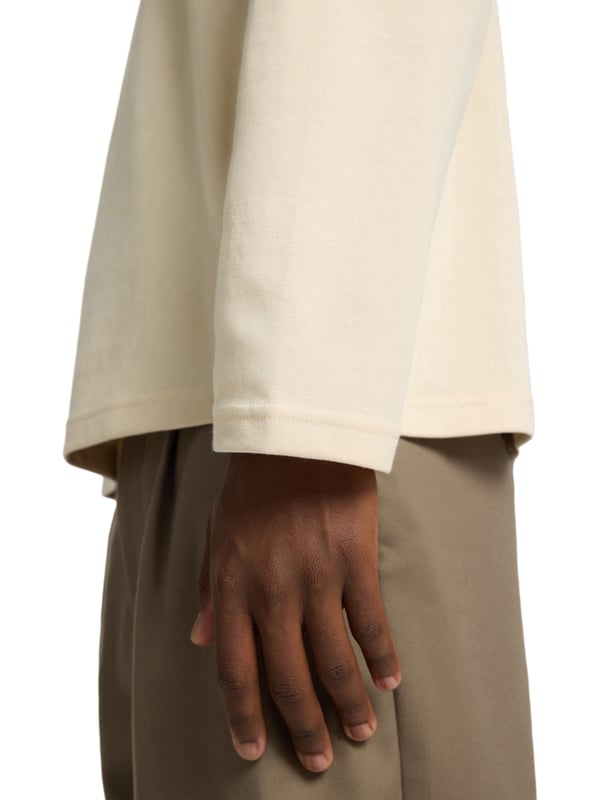 Dieses Herren-Longsleeve überzeugt mit einer lockeren Passform und einem modernen Look. Das weiche Feinstrickgewebe bietet dir hohen Tragekomfort und ein angenehmes Hautgefühl – ideal für jeden Tag. Der klassische Rundhalsausschnitt sorgt für eine zeitlose Optik. Überschnittene Schultern unterstreichen den entspannten Stil und bieten optimale Bewegungsfreiheit. Dank seines luftigen Schnitts eignet sich das Longsleeve perfekt für den angesagten Layering-Style. Das gewebte Label innen bleibt dezent und hochwertig. Vielseitig kombinierbar – ob unter einer Jacke, einem Hemd oder solo getragen. Ein Must-have für moderne Casual-Outfits. Die hochwertige Verarbeitung sorgt für langlebige Qualität. Dein stilvoller Begleiter für entspannte Looks.