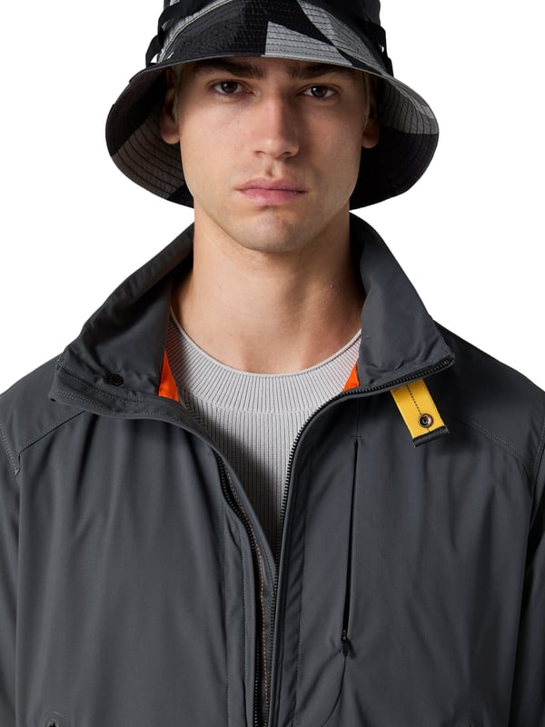 Dit jack is gemaakt voor mannen die stijlvol voor de dag willen komen, ongeacht het weer. Het hoogwaardige, drielaagse materiaal biedt bescherming, ademend vermogen en voelt aangenaam zacht aan. De praktische tweewegritssluiting zorgt voor maximale bewegingsvrijheid en flexibiliteit. De in de opstaande kraag verborgen capuchon is de perfecte metgezel bij spontane weersveranderingen. Zijzakken met ritssluiting en een extra borstzak bieden veilige opbergruimte voor al je essentials. Een gele kraagband, geïnspireerd op de parachutehaak, maakt een opvallend designstatement. De labelpatch op de bovenarm rondt de coole look af en voegt een sportief karakter toe. Functie ontmoet urban stijl - een echte must-have voor actieve dagen. Iedereen die waarde hecht aan comfort, kwaliteit en opvallend design vindt hier wat hij zoekt!