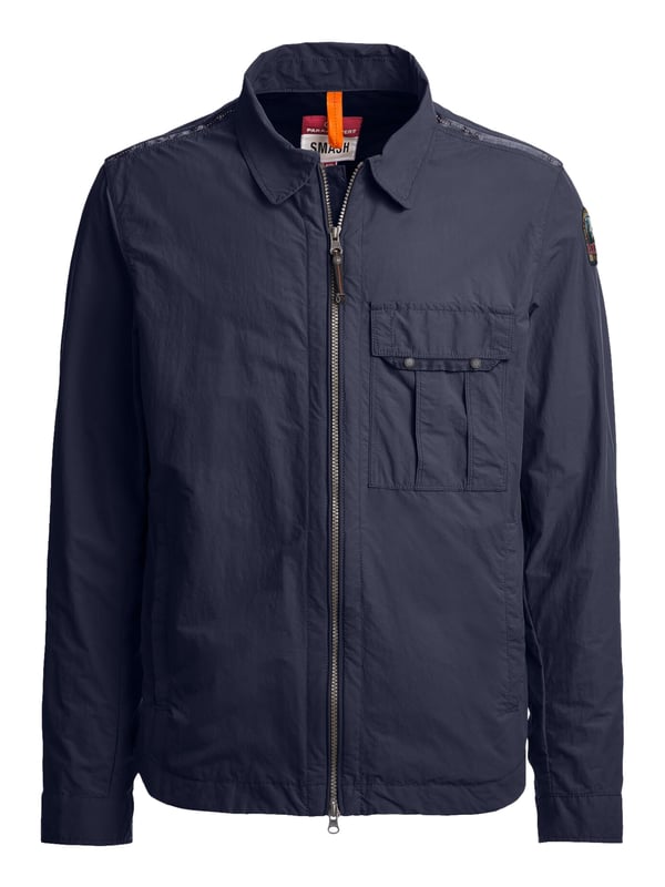 Dit jack combineert klassieke stijl en casual coolness perfect. De overhemdkraag geeft de look een tijdloze touch en kan op verschillende manieren worden gecombineerd. De tweewegritssluiting geeft je volledige bewegingsvrijheid, of je hem nu open of dicht draagt. Praktische zakken - aan de zijkant en op de borst - bieden ruimte voor al je essentials. Verstelbare mouwboorden met drukknopen zorgen voor de perfecte pasvorm, ongeacht het weer. De afgeronde zoom benadrukt de moderne maar ontspannen snit. Hoogwaardig materiaal en geraffineerde details zorgen voor langdurig comfort. De labelpatch op de bovenarm voegt een subtiel maar stijlvol merkaccent toe. Of het nu gaat om een citytrip of een wandeling in het park - met deze jas ben je altijd perfect uitgerust. Een echte allrounder voor het overgangsseizoen!