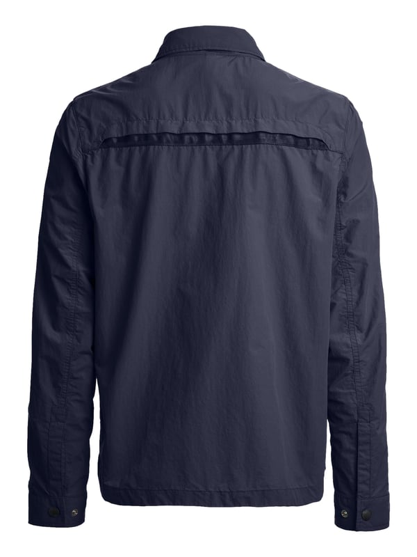 Dit jack combineert klassieke stijl en casual coolness perfect. De overhemdkraag geeft de look een tijdloze touch en kan op verschillende manieren worden gecombineerd. De tweewegritssluiting geeft je volledige bewegingsvrijheid, of je hem nu open of dicht draagt. Praktische zakken - aan de zijkant en op de borst - bieden ruimte voor al je essentials. Verstelbare mouwboorden met drukknopen zorgen voor de perfecte pasvorm, ongeacht het weer. De afgeronde zoom benadrukt de moderne maar ontspannen snit. Hoogwaardig materiaal en geraffineerde details zorgen voor langdurig comfort. De labelpatch op de bovenarm voegt een subtiel maar stijlvol merkaccent toe. Of het nu gaat om een citytrip of een wandeling in het park - met deze jas ben je altijd perfect uitgerust. Een echte allrounder voor het overgangsseizoen!