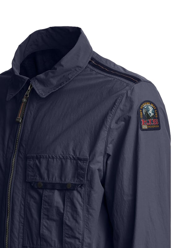 Dit jack combineert klassieke stijl en casual coolness perfect. De overhemdkraag geeft de look een tijdloze touch en kan op verschillende manieren worden gecombineerd. De tweewegritssluiting geeft je volledige bewegingsvrijheid, of je hem nu open of dicht draagt. Praktische zakken - aan de zijkant en op de borst - bieden ruimte voor al je essentials. Verstelbare mouwboorden met drukknopen zorgen voor de perfecte pasvorm, ongeacht het weer. De afgeronde zoom benadrukt de moderne maar ontspannen snit. Hoogwaardig materiaal en geraffineerde details zorgen voor langdurig comfort. De labelpatch op de bovenarm voegt een subtiel maar stijlvol merkaccent toe. Of het nu gaat om een citytrip of een wandeling in het park - met deze jas ben je altijd perfect uitgerust. Een echte allrounder voor het overgangsseizoen!